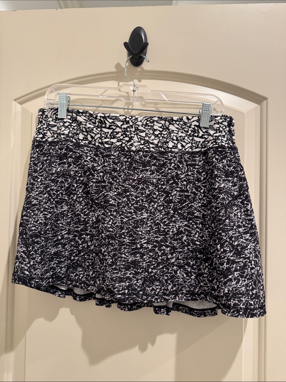 Lululemon Black and White Patterned Women's Skirt